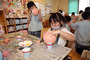 張り子に色を塗りました　　E