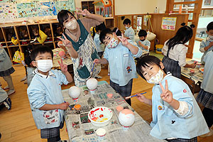張り子に色を塗りました　　E