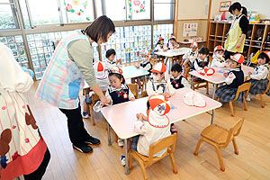 入園1日目初めてのお給食の様子です　年少組