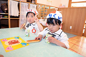 入園1日目初めてのお給食の様子です　年少組