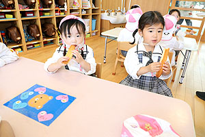 入園1日目初めてのお給食の様子です　年少組