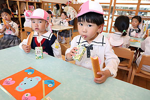 入園1日目初めてのお給食の様子です　年少組