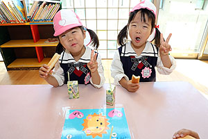 入園1日目初めてのお給食の様子です　年少組