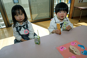 入園1日目初めてのお給食の様子です　年少組