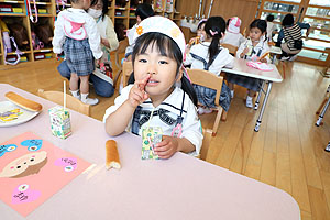 入園1日目初めてのお給食の様子です　年少組