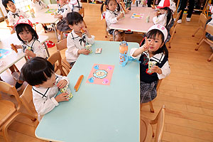 入園1日目初めてのお給食の様子です　年少組