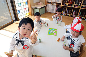 入園1日目初めてのお給食の様子です　年少組