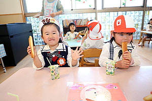 入園1日目初めてのお給食の様子です　年少組