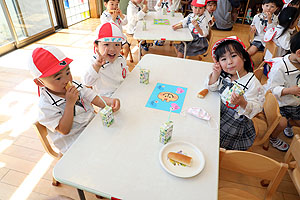 入園1日目初めてのお給食の様子です　年少組