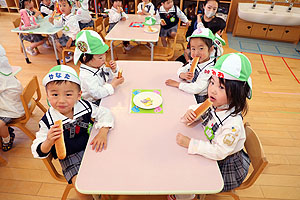 入園1日目初めてのお給食の様子です　年少組