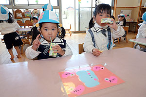 入園1日目初めてのお給食の様子です　年少組