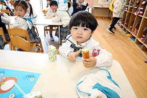 入園1日目初めてのお給食の様子です　年少組