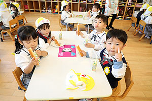 入園1日目初めてのお給食の様子です　年少組