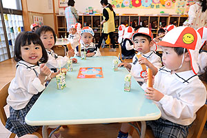 入園1日目初めてのお給食の様子です　年少組