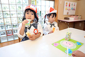 入園1日目初めてのお給食の様子です　年少組