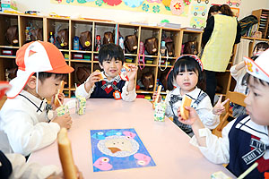 入園1日目初めてのお給食の様子です　年少組