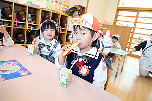 入園1日目初めてのお給食の様子です　年少組