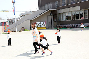 園庭で元気に運動遊び　E