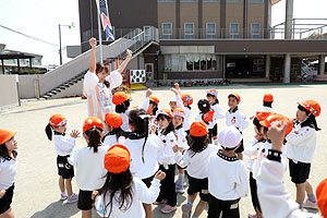 園庭で元気に運動遊び　E