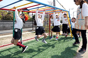 園庭で元気に運動遊び　E