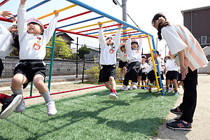 園庭で元気に運動遊び　E