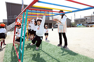 園庭で元気に運動遊び　E