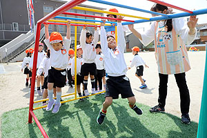 園庭で元気に運動遊び　E