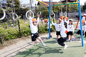 園庭で元気に運動遊び　E