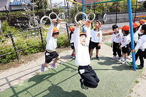 園庭で元気に運動遊び　E