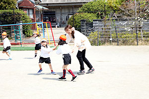 園庭で元気に運動遊び　E