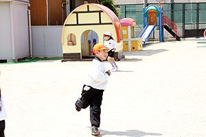 園庭で元気に運動遊び　E