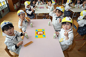 入園3日目の給食の様子です　うさぎ・ことり・こあら・ぱんだ・きりん