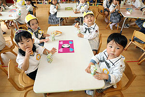 入園3日目の給食の様子です　うさぎ・ことり・こあら・ぱんだ・きりん