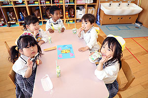 入園3日目の給食の様子です　うさぎ・ことり・こあら・ぱんだ・きりん