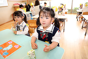 入園3日目の給食の様子です　うさぎ・ことり・こあら・ぱんだ・きりん