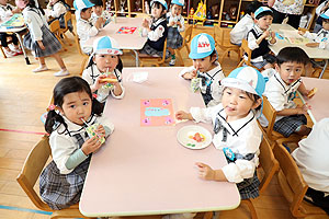 入園3日目の給食の様子です　うさぎ・ことり・こあら・ぱんだ・きりん