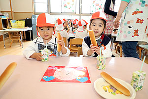 入園3日目の給食の様子です　うさぎ・ことり・こあら・ぱんだ・きりん