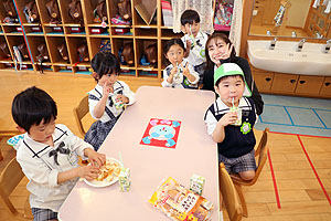 入園3日目の給食の様子です　うさぎ・ことり・こあら・ぱんだ・きりん