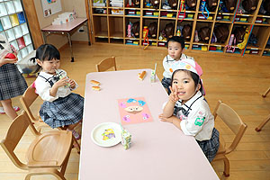 入園3日目の給食の様子です　うさぎ・ことり・こあら・ぱんだ・きりん