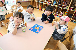 入園3日目の給食の様子です　うさぎ・ことり・こあら・ぱんだ・きりん