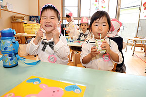 入園3日目の給食の様子です　うさぎ・ことり・こあら・ぱんだ・きりん