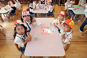 入園3日目の給食の様子です　うさぎ・ことり・こあら・ぱんだ・きりん