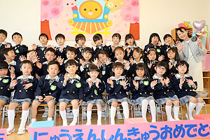 笑顔がいっぱい進級記念撮影　年長・年中