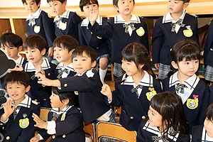 笑顔がいっぱい進級記念撮影　年長・年中