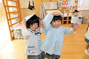 新聞紙を使って楽しい遊び　　たんぽぽ