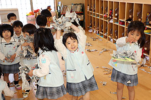 新聞紙を使って楽しい遊び　　たんぽぽ