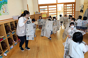 新聞紙を使って楽しい遊び　　たんぽぽ