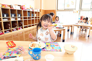 はじめてのお給食　美味しかったね！　ひよこ