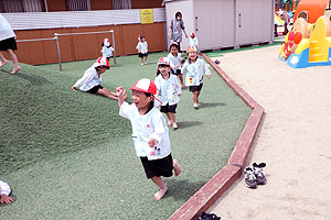 築山コーナーでいっぱい遊んだよ　りす・ことり