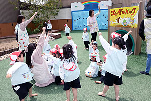 築山コーナーでいっぱい遊んだよ　りす・ことり